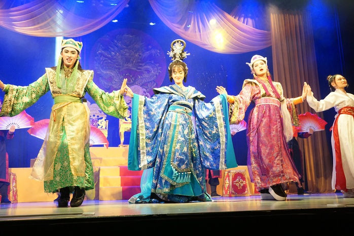 Việt Hương, Võ Tấn Phát tung hứng duyên dáng trong vở "Truy lùng Thái tử"- Ảnh 7. Việt Hương, Võ Tấn Phát tung hứng duyên dáng trong vở "Truy lùng Thái tử"- Ảnh 7.