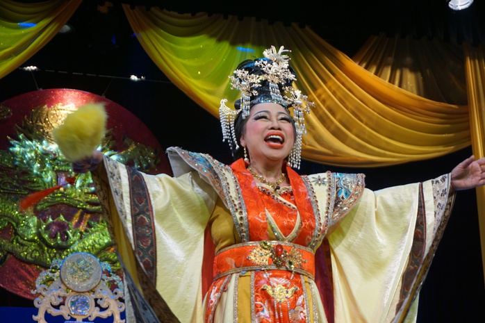 Việt Hương, Võ Tấn Phát tung hứng duyên dáng trong vở "Truy lùng Thái tử"- Ảnh 2. Việt Hương, Võ Tấn Phát tung hứng duyên dáng trong vở "Truy lùng Thái tử"- Ảnh 2.