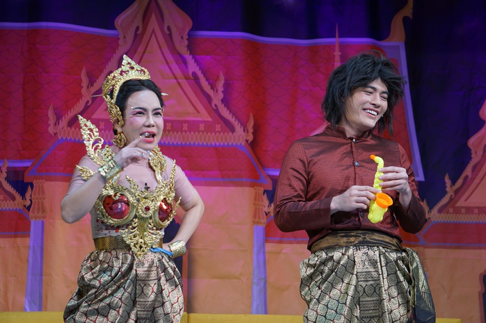 Việt Hương, Võ Tấn Phát tung hứng duyên dáng trong vở "Truy lùng Thái tử"- Ảnh 1. Việt Hương, Võ Tấn Phát tung hứng duyên dáng trong vở "Truy lùng Thái tử"- Ảnh 1.