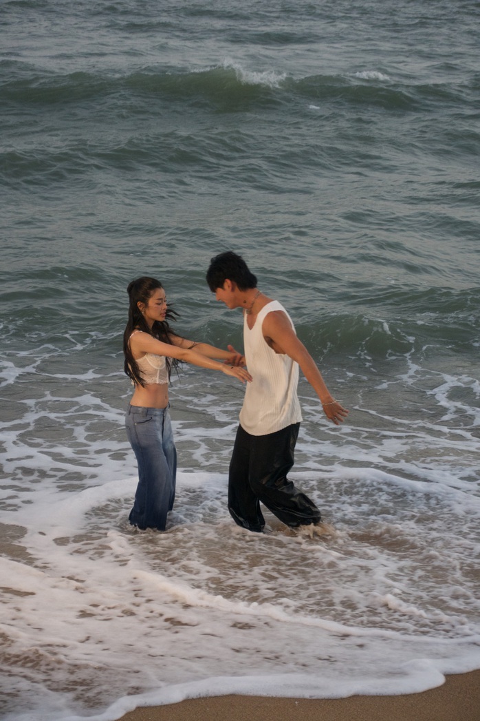 Song Luân mở bát Vpop bằng màn âu yếm nữ chính hotgirl- Ảnh 2. Song Luân mở bát Vpop bằng màn âu yếm nữ chính hotgirl- Ảnh 2.