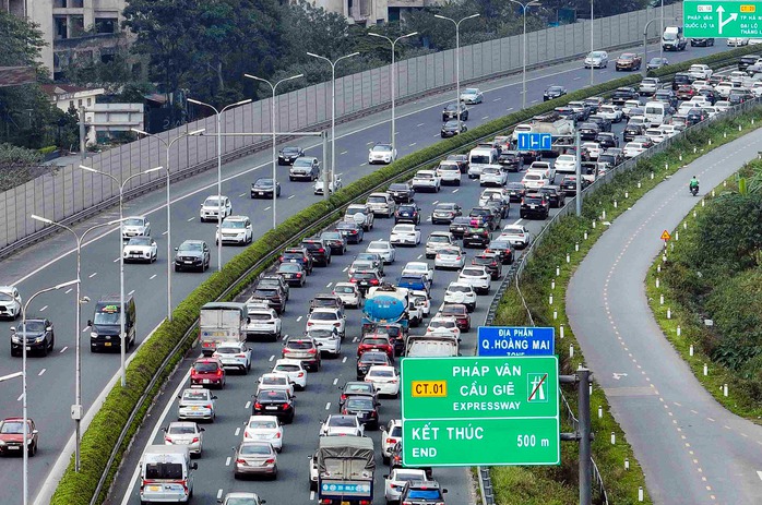Người dân ùn ùn trở lại thủ đô ngày mùng 4 Tết- Ảnh 5. Người dân ùn ùn trở lại thủ đô ngày mùng 4 Tết- Ảnh 5.