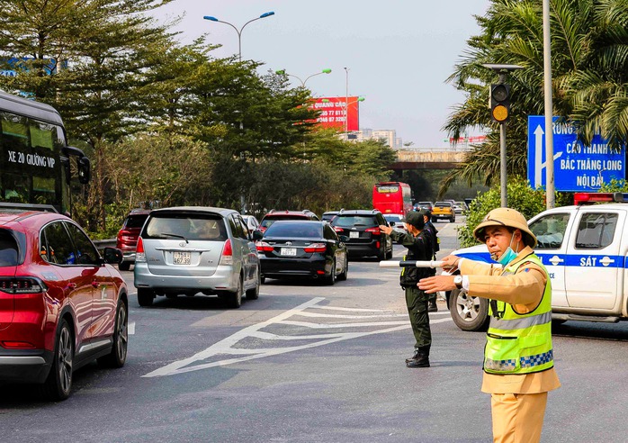 Người dân ùn ùn trở lại thủ đô ngày mùng 4 Tết- Ảnh 13. Người dân ùn ùn trở lại thủ đô ngày mùng 4 Tết- Ảnh 13.