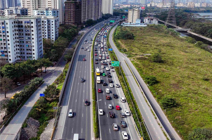 Người dân ùn ùn trở lại thủ đô ngày mùng 4 Tết- Ảnh 1. Người dân ùn ùn trở lại thủ đô ngày mùng 4 Tết- Ảnh 1.