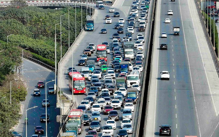 Người dân ùn ùn trở lại thủ đô ngày mùng 4 Tết- Ảnh 3. Người dân ùn ùn trở lại thủ đô ngày mùng 4 Tết- Ảnh 3.