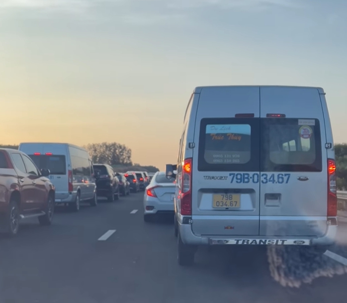 Tai nạn liên hoàn, tuyến cao tốc Phan Thiết - Dầu Giây ùn tắc hơn 3 km- Ảnh 2. Tai nạn liên hoàn, tuyến cao tốc Phan Thiết - Dầu Giây ùn tắc hơn 3 km- Ảnh 2.
