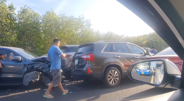 Tai nạn liên hoàn, tuyến cao tốc Phan Thiết - Dầu Giây ùn tắc hơn 3 km- Ảnh 1. Tai nạn liên hoàn, tuyến cao tốc Phan Thiết - Dầu Giây ùn tắc hơn 3 km- Ảnh 1.