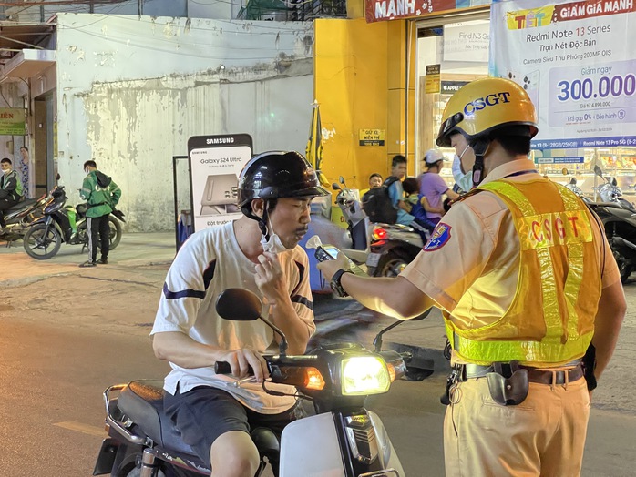 TP HCM: Hơn 900 người vi phạm nồng độ cồn trong 3 ngày Tết- Ảnh 1. TP HCM: Hơn 900 người vi phạm nồng độ cồn trong 3 ngày Tết- Ảnh 1.