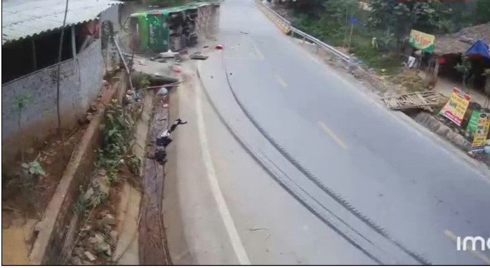 Xe khách lật đè 1 người tử vong, 2 người bị thương- Ảnh 1. Xe khách lật đè 1 người tử vong, 2 người bị thương- Ảnh 1.