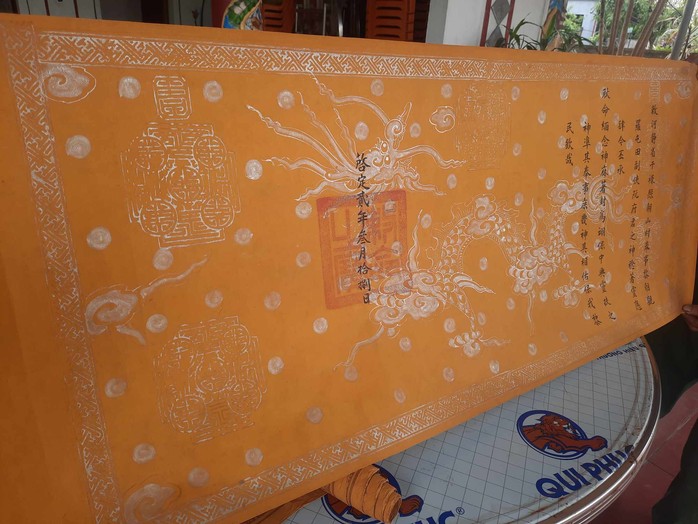Lưu giữ 2 sắc phong hơn 100 năm mới biết báu vật vua ban- Ảnh 8. Lưu giữ 2 sắc phong hơn 100 năm mới biết báu vật vua ban- Ảnh 8.