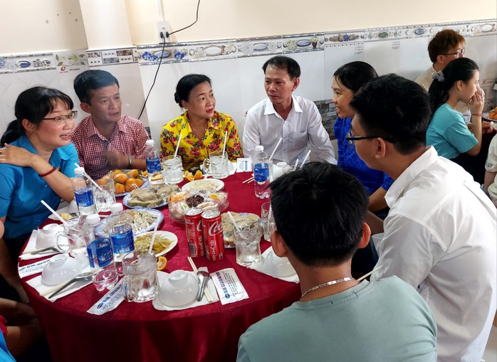 Ấm áp, ý nghĩa chuơng trình “Vui Tết cùng công nhân khu nhà trọ”- Ảnh 6. Ấm áp, ý nghĩa chuơng trình “Vui Tết cùng công nhân khu nhà trọ”- Ảnh 6.