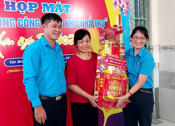 Ấm áp, ý nghĩa chuơng trình “Vui Tết cùng công nhân khu nhà trọ”- Ảnh 4. Ấm áp, ý nghĩa chuơng trình “Vui Tết cùng công nhân khu nhà trọ”- Ảnh 4.