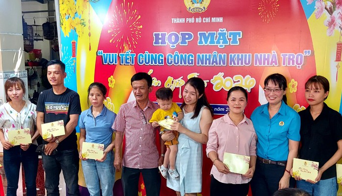Ấm áp, ý nghĩa chuơng trình “Vui Tết cùng công nhân khu nhà trọ”- Ảnh 5. Ấm áp, ý nghĩa chuơng trình “Vui Tết cùng công nhân khu nhà trọ”- Ảnh 5.