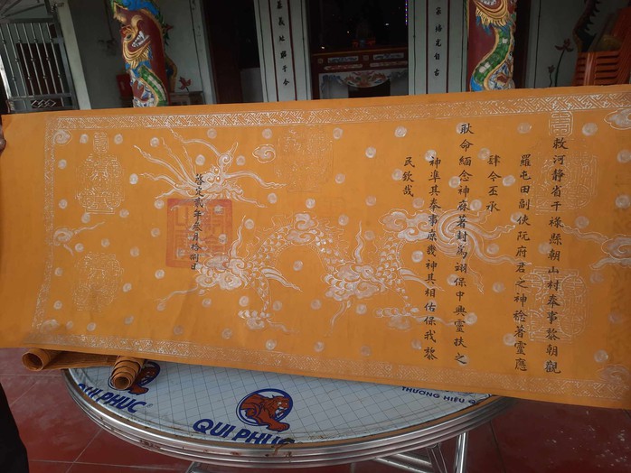 Lưu giữ 2 sắc phong hơn 100 năm mới biết báu vật vua ban- Ảnh 2. Lưu giữ 2 sắc phong hơn 100 năm mới biết báu vật vua ban- Ảnh 2.