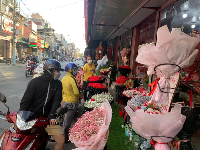 Hoa hồng rớt giá trước lễ tình nhân- Ảnh 1. Hoa hồng rớt giá trước lễ tình nhân- Ảnh 1.