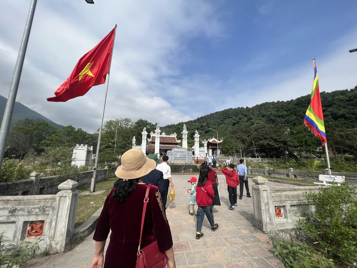 Về Quảng Bình đầu năm, đi viếng mộ Đại tướng Võ Nguyên Giáp- Ảnh 6.