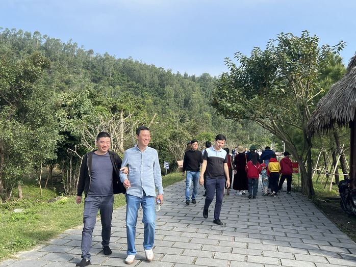 Về Quảng Bình đầu năm, đi viếng mộ Đại tướng Võ Nguyên Giáp- Ảnh 5.