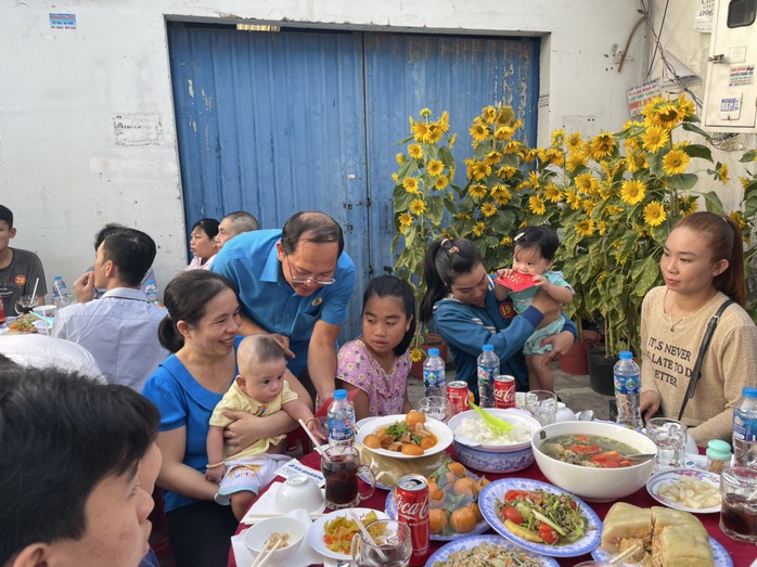 Ấm áp, ý nghĩa chuơng trình “Vui Tết cùng công nhân khu nhà trọ”- Ảnh 2. Ấm áp, ý nghĩa chuơng trình “Vui Tết cùng công nhân khu nhà trọ”- Ảnh 2.