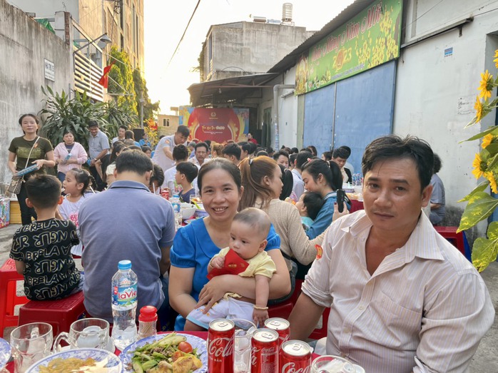 Ấm áp, ý nghĩa chuơng trình “Vui Tết cùng công nhân khu nhà trọ”- Ảnh 1. Ấm áp, ý nghĩa chuơng trình “Vui Tết cùng công nhân khu nhà trọ”- Ảnh 1.