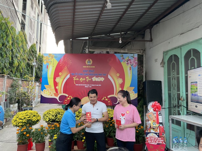 Ấm áp, ý nghĩa chuơng trình “Vui Tết cùng công nhân khu nhà trọ”- Ảnh 3. Ấm áp, ý nghĩa chuơng trình “Vui Tết cùng công nhân khu nhà trọ”- Ảnh 3.
