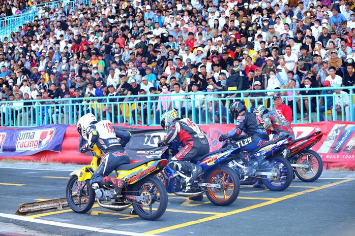 VIDEO: Hàng ngàn người đổ về Cần Thơ xem đua mô tô- Ảnh 7. VIDEO: Hàng ngàn người đổ về Cần Thơ xem đua mô tô- Ảnh 7.