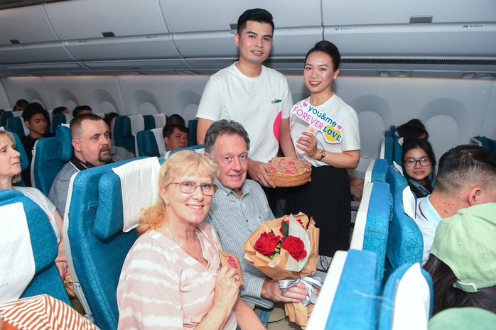 mang đến những trải nghiệm dịch vụ thú vị và ngọt ngào cho hàng trăm hành khách trên chặng bay Hà Nội đi Tp. Hồ Chí Minh và ngược lại trong ngày Lễ tình nhân mang đến những trải nghiệm dịch vụ thú vị và ngọt ngào cho hàng trăm hành khách trên chặng bay Hà Nội đi Tp. Hồ Chí Minh và ngược lại trong ngày Lễ tình nhân