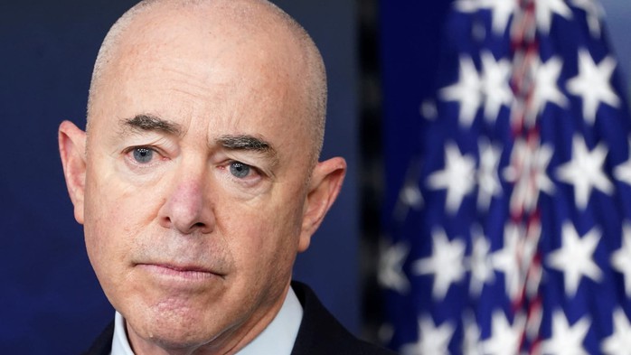 Bộ trưởng của Tổng thống Joe Biden nhận đòn luận tội- Ảnh 1. Bộ trưởng của Tổng thống Joe Biden nhận đòn luận tội- Ảnh 1.