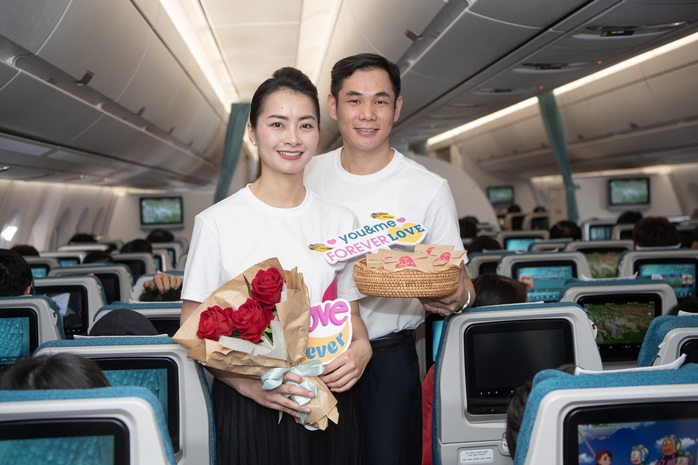 Phục vụ mỗi chuyến bay yêu thương đều có các tiếp viên hàng không là những cặp vợ chồng đã cùng nhau gắn bó với bầu trời từ khi còn rất trẻ Phục vụ mỗi chuyến bay yêu thương đều có các tiếp viên hàng không là những cặp vợ chồng đã cùng nhau gắn bó với bầu trời từ khi còn rất trẻ