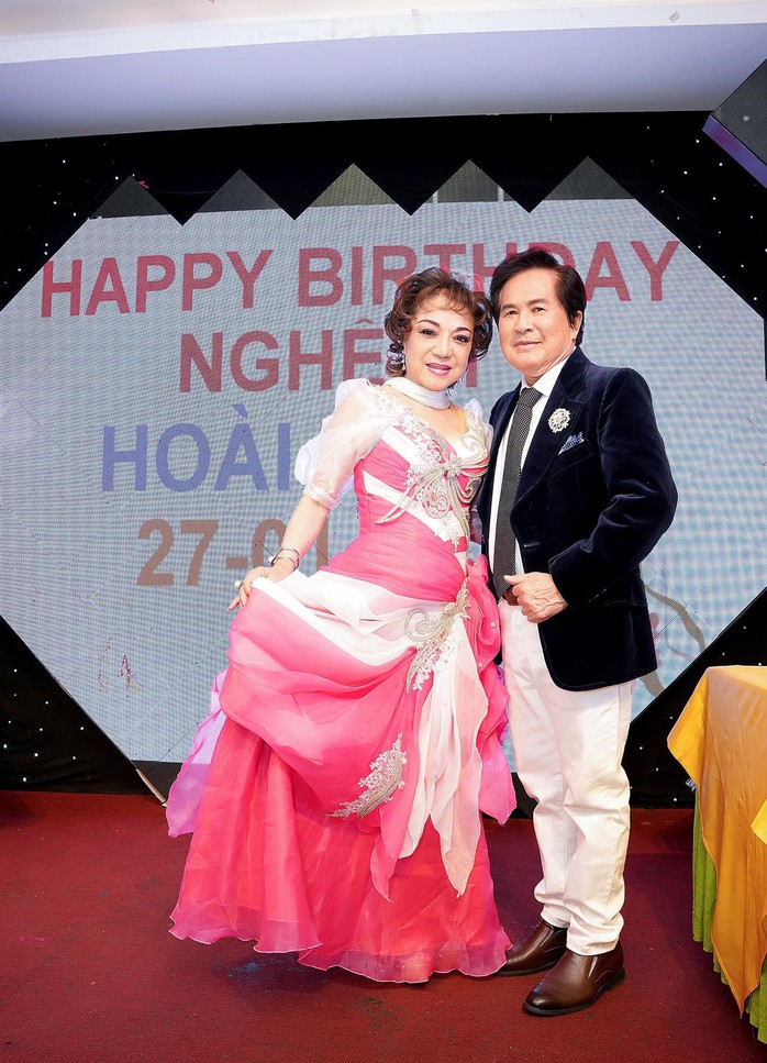 Ngày Valentine trong mắt vợ chồng nghệ sĩ Ngọc Giàu, Cẩm Vân, Lê Tứ- Ảnh 2. Ngày Valentine trong mắt vợ chồng nghệ sĩ Ngọc Giàu, Cẩm Vân, Lê Tứ- Ảnh 2.