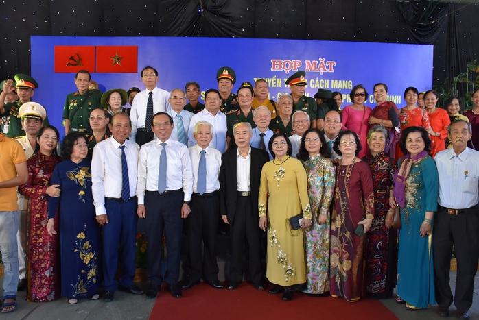 Dâng hương, dâng hoa tại Đền tưởng niệm Khu Lịch sử truyền thống cách mạng Sài Gòn - Chợ Lớn - Gia Định- Ảnh 3. Dâng hương, dâng hoa tại Đền tưởng niệm Khu Lịch sử truyền thống cách mạng Sài Gòn - Chợ Lớn - Gia Định- Ảnh 3.