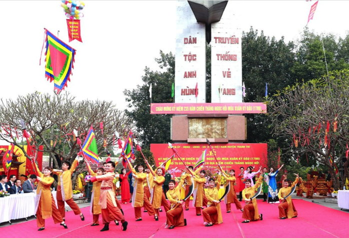 Hàng ngàn người dự lễ kỷ niệm 235 năm Ngày chiến thắng Ngọc Hồi - Đống Đa- Ảnh 1. Hàng ngàn người dự lễ kỷ niệm 235 năm Ngày chiến thắng Ngọc Hồi - Đống Đa- Ảnh 1.