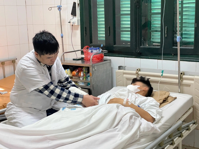 3 thiếu niên phải cắt tay do pháo nổ- Ảnh 1. 3 thiếu niên phải cắt tay do pháo nổ- Ảnh 1.