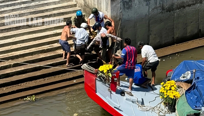 Người phụ nữ ở Vĩnh Long nhảy cầu ngày mùng 5 Tết- Ảnh 1. Người phụ nữ ở Vĩnh Long nhảy cầu ngày mùng 5 Tết- Ảnh 1.