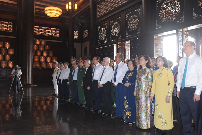 Dâng hương, dâng hoa tại Đền tưởng niệm Khu Lịch sử truyền thống cách mạng Sài Gòn - Chợ Lớn - Gia Định- Ảnh 1. Dâng hương, dâng hoa tại Đền tưởng niệm Khu Lịch sử truyền thống cách mạng Sài Gòn - Chợ Lớn - Gia Định- Ảnh 1.