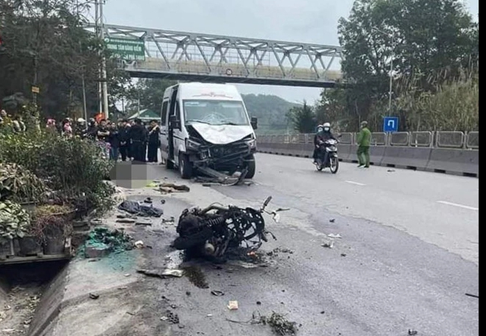 Chạy ngược chiều tông vào xe khách, 2 thanh niên đi xe máy tử vong- Ảnh 1. Chạy ngược chiều tông vào xe khách, 2 thanh niên đi xe máy tử vong- Ảnh 1.
