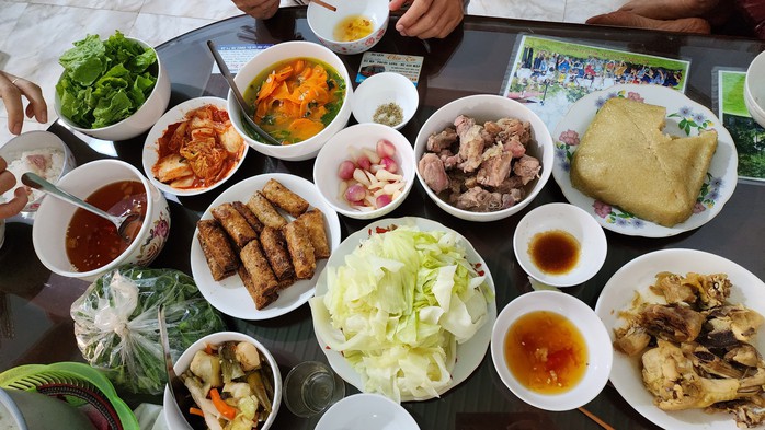 Bác sĩ Trương Hữu Khanh: Đầy bụng, khó tiêu, táo bón, cảm cúm dịp Tết - phải làm sao?- Ảnh 1. Bác sĩ Trương Hữu Khanh: Đầy bụng, khó tiêu, táo bón, cảm cúm dịp Tết - phải làm sao?- Ảnh 1.