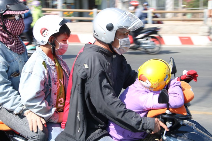 Người lớn, trẻ nhỏ trở lại "thủ phủ công nghiệp" Bình Dương sau Tết- Ảnh 2.