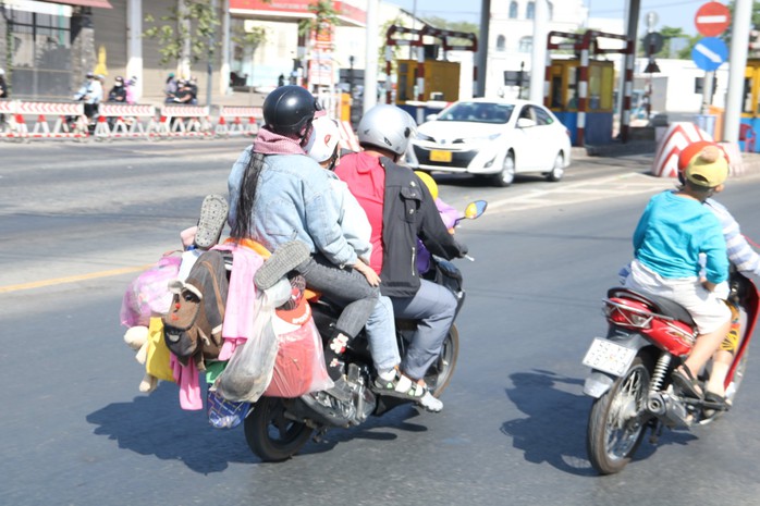 Người lớn, trẻ nhỏ trở lại "thủ phủ công nghiệp" Bình Dương sau Tết- Ảnh 3.