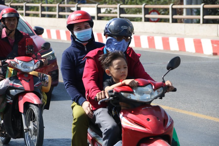 Người lớn, trẻ nhỏ trở lại "thủ phủ công nghiệp" Bình Dương sau Tết- Ảnh 4.