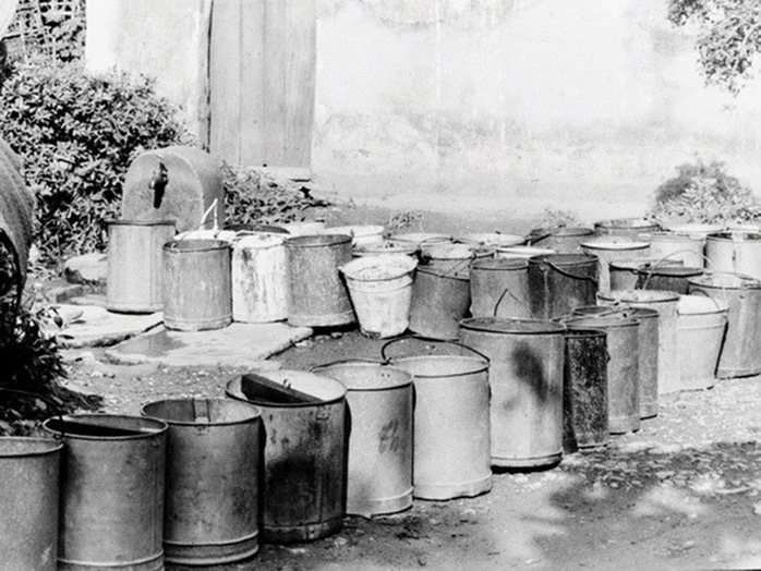 "Xuân sum vầy - Tết sẻ chia": Tết xếp hàng lấy nước- Ảnh 1. "Xuân sum vầy - Tết sẻ chia": Tết xếp hàng lấy nước- Ảnh 1.