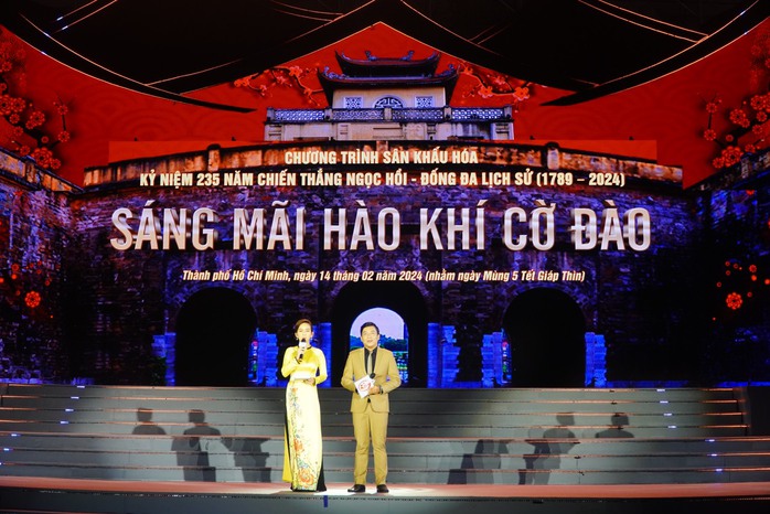 Hoành tráng và uy nghiêm chương trình sân khấu hóa “Sáng mãi hào khí cờ đào”- Ảnh 1. Hoành tráng và uy nghiêm chương trình sân khấu hóa “Sáng mãi hào khí cờ đào”- Ảnh 1.