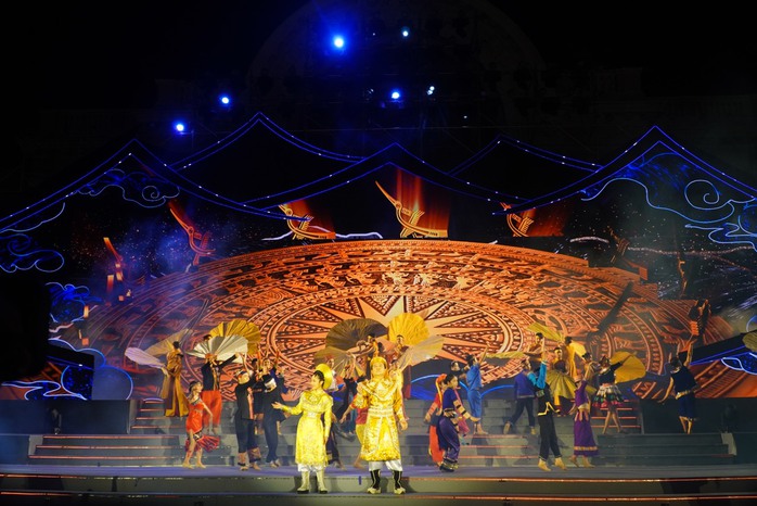 Hoành tráng và uy nghiêm chương trình sân khấu hóa “Sáng mãi hào khí cờ đào”- Ảnh 7. Hoành tráng và uy nghiêm chương trình sân khấu hóa “Sáng mãi hào khí cờ đào”- Ảnh 7.