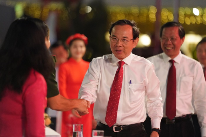 Hoành tráng và uy nghiêm chương trình sân khấu hóa “Sáng mãi hào khí cờ đào”- Ảnh 2. Hoành tráng và uy nghiêm chương trình sân khấu hóa “Sáng mãi hào khí cờ đào”- Ảnh 2.