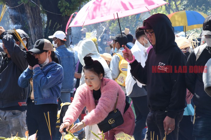 CLIP: Hàng ngàn người “vật lộn” dưới nắng gắt để viếng Mẹ Nam Hải- Ảnh 23. CLIP: Hàng ngàn người “vật lộn” dưới nắng gắt để viếng Mẹ Nam Hải- Ảnh 23.