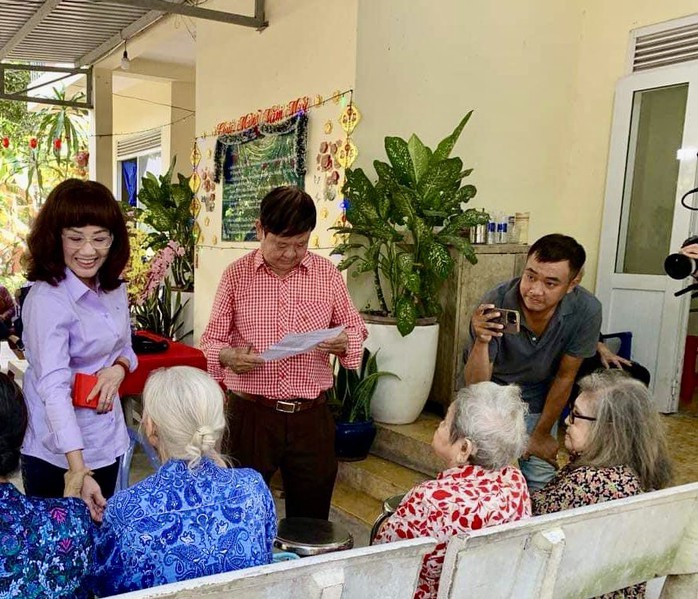 Kim Tiểu Long, Bình Tinh, Phương Hồng Thủy chăm lo người nghèo đầu xuân- Ảnh 3. Kim Tiểu Long, Bình Tinh, Phương Hồng Thủy chăm lo người nghèo đầu xuân- Ảnh 3.