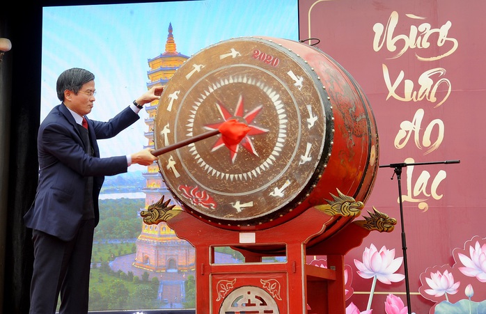 Hàng ngàn người đổ về dự khai hội chùa Bái Đính- Ảnh 6. Hàng ngàn người đổ về dự khai hội chùa Bái Đính- Ảnh 6.