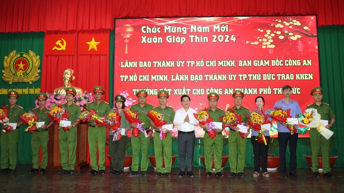 Vụ cô gái bị sát hại ở Thủ Đức: Khen thưởng các đơn vị, cá nhân tham gia phá án- Ảnh 1.