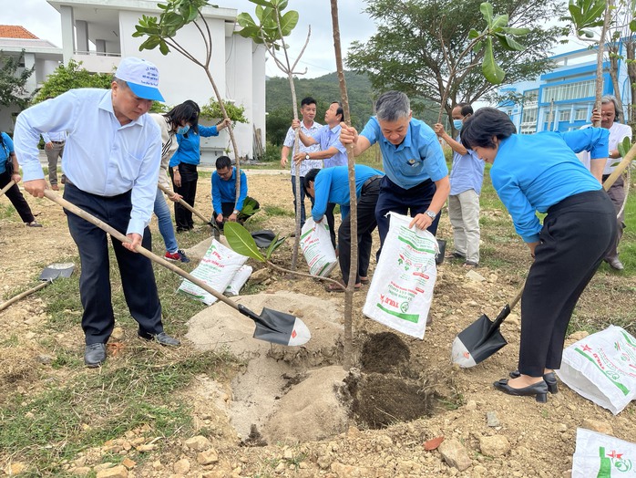 Tặng cây bàng vuông Trường Sa cho trường học- Ảnh 7. Tặng cây bàng vuông Trường Sa cho trường học- Ảnh 7.