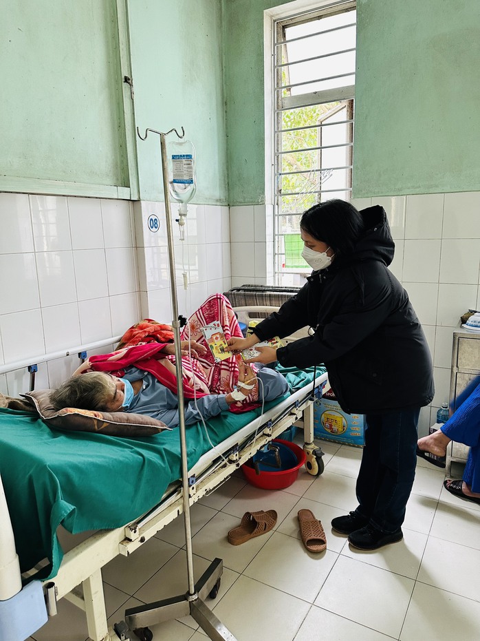 “Xuân sum vầy - Tết sẻ chia”: Mùng 2 Tết gieo duyên, sẻ chia yêu thương- Ảnh 1. “Xuân sum vầy - Tết sẻ chia”: Mùng 2 Tết gieo duyên, sẻ chia yêu thương- Ảnh 1.