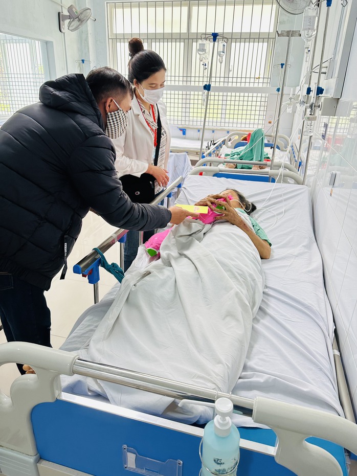 “Xuân sum vầy - Tết sẻ chia”: Mùng 2 Tết gieo duyên, sẻ chia yêu thương- Ảnh 3. “Xuân sum vầy - Tết sẻ chia”: Mùng 2 Tết gieo duyên, sẻ chia yêu thương- Ảnh 3.