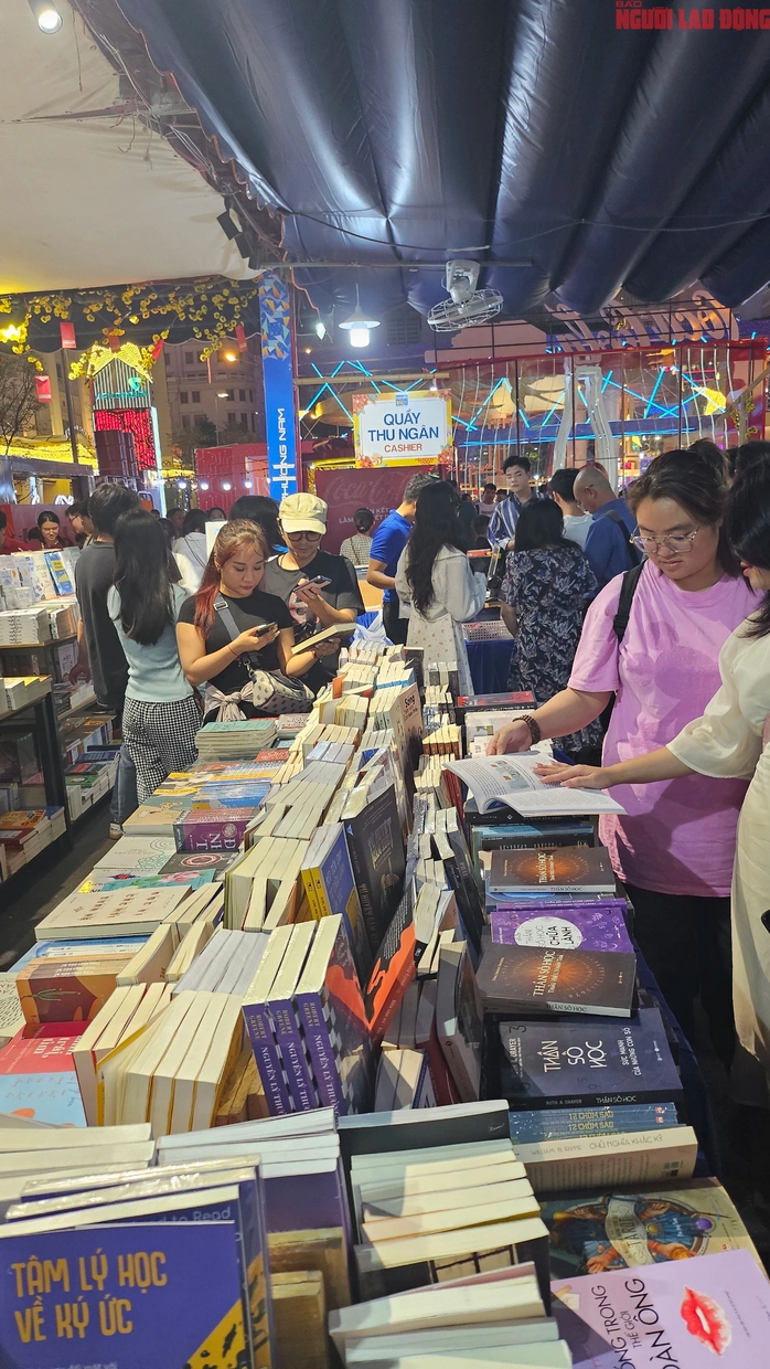 Lễ hội Đường Sách Tết Giáp Thìn thu hút trên 1 triệu lượt khách- Ảnh 2.